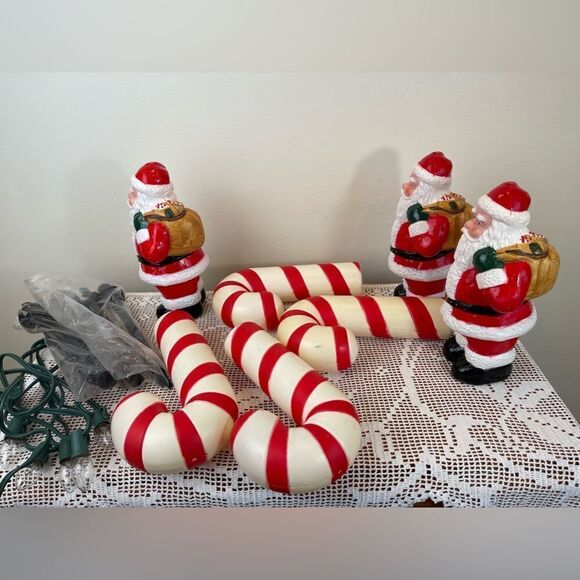 Set of 7 || Vintage DYNAGOOD lighted garden stakes Santas and Candy canes molds - Picture 10 of 11